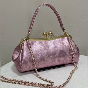 Metallic Fuchsia Cowhide Leather Spiral Embossed Kisslock Baguette Bag/Crossbody